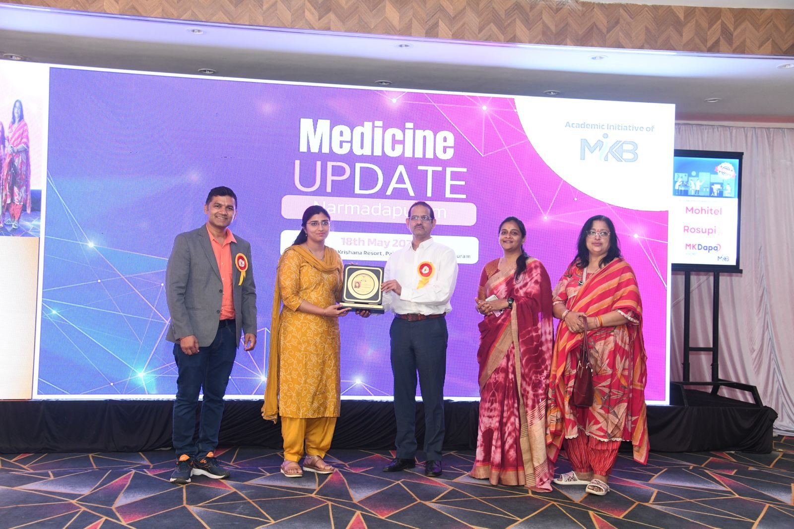 Dr. Harshita Sharma, Consultant Nephrologist at Bansal Hospital Bhopal, receiving an award at the Medicine Update conference.