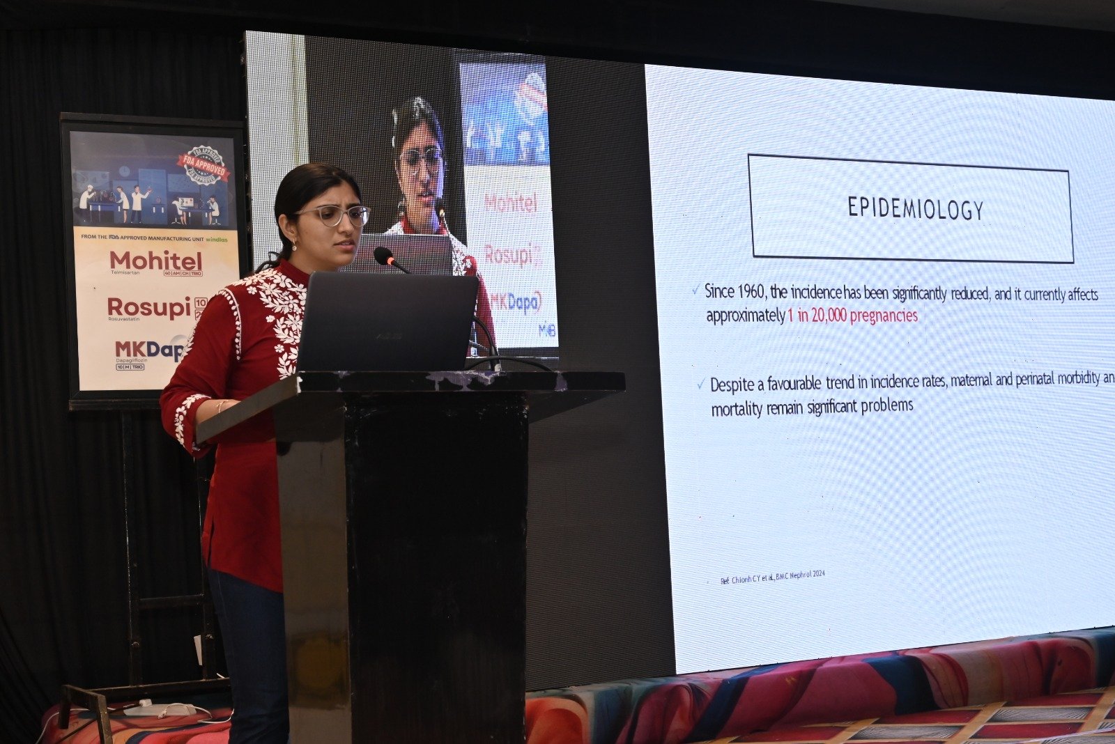 Dr. Harshita Sharma, Consultant Nephrologist at Bansal Hospital Bhopal, delivering a medical lecture on kidney health and epidemiology.