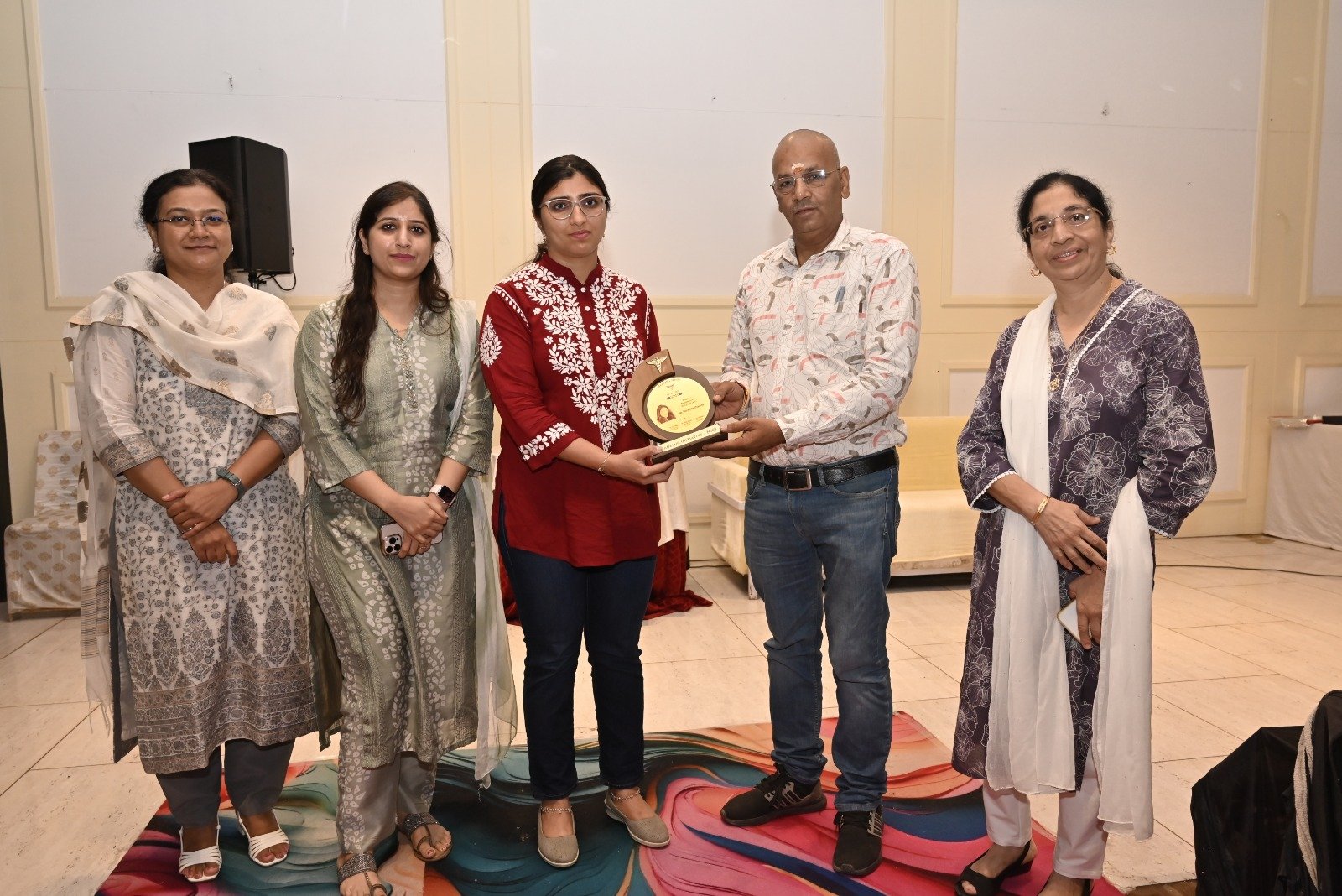 Dr. Harshita Sharma, Consultant Nephrologist at Bansal Hospital Bhopal, receiving an award for excellence in kidney care.